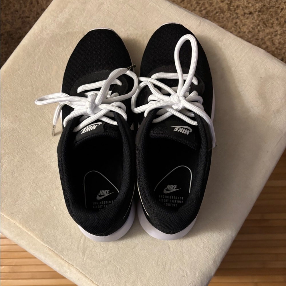 Nike shoes
Women’s size 7 - Picture 8 of 12